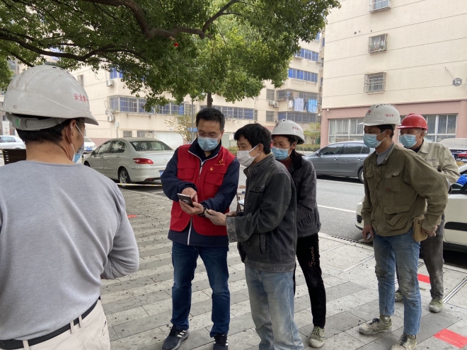 3月14日下午，常州检标院党员庄燕忠在南大街街道安阳花苑核酸采样点为外来务工人员安装我的常州APP软件。_conew1.jpg