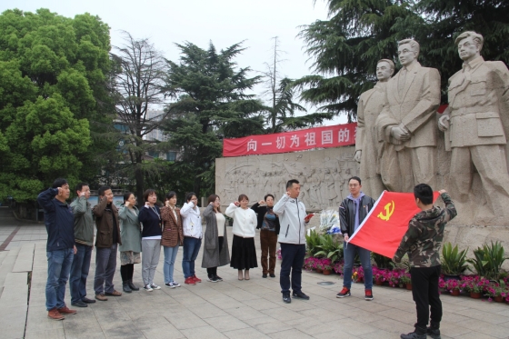 一支部清明祭扫烈士陵园1_conew1.jpg